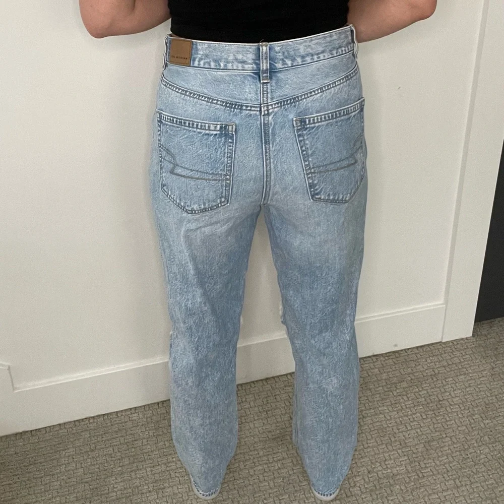 Distressed High Rise 90s Mom Jean Abercrombie & Fitch - Picture 4 of 6